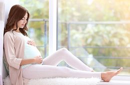 Young beautiful pregnant woman sitting o